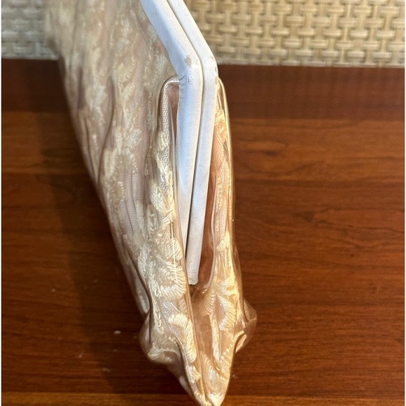 🌟HP🌟VTG 1960s Vinyl & Cream Lace Clutch Evening Bag with Gold Bow Lift Clasp - Picture 6 of 16